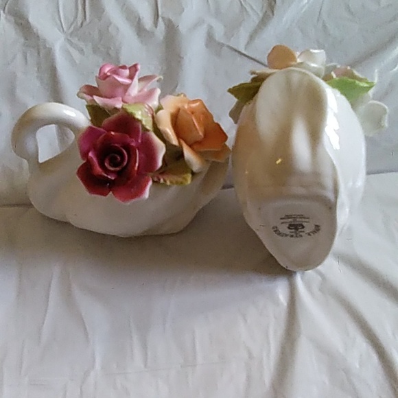 Royale Stratford Handcrafted Flower Swans - Picture 4 of 7